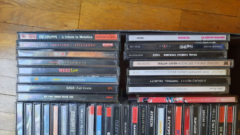 Продавам музикални дискове