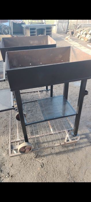 Vând grătare
70/45 cm
Tabla 3mm,ventilat cu găuri spate
Grătar tije i