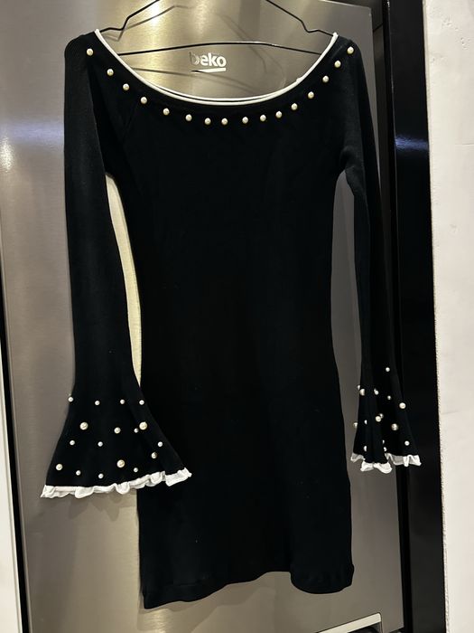 Къса черна рокля