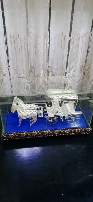 коллекционная миниатюра кареты с лошадьми,