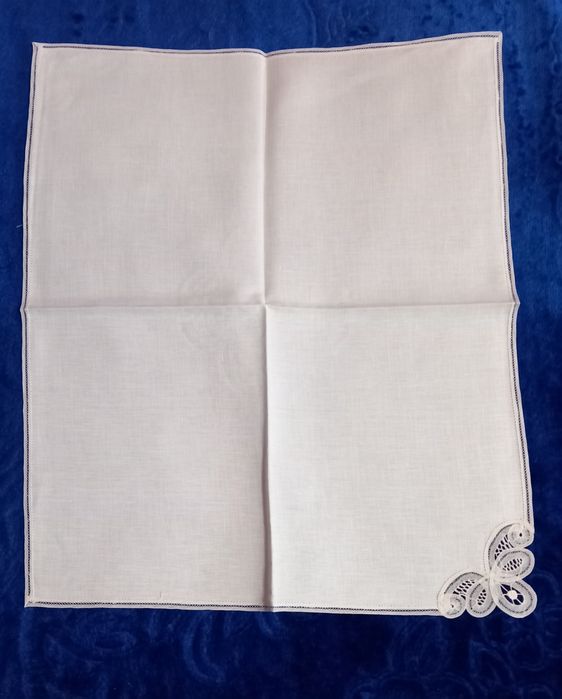 Broderie manuală ,Față de masă cu 16 șervețele