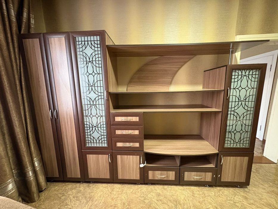 Продам стенку  в гостиную/ спальню