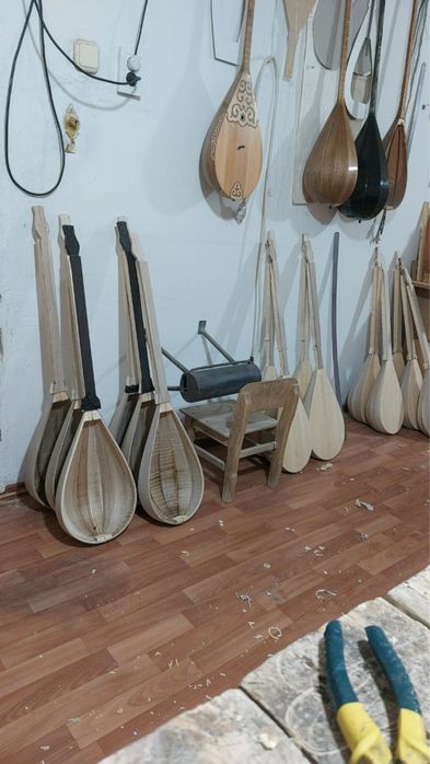 Домбыра шеберханасы Каспи ред бар