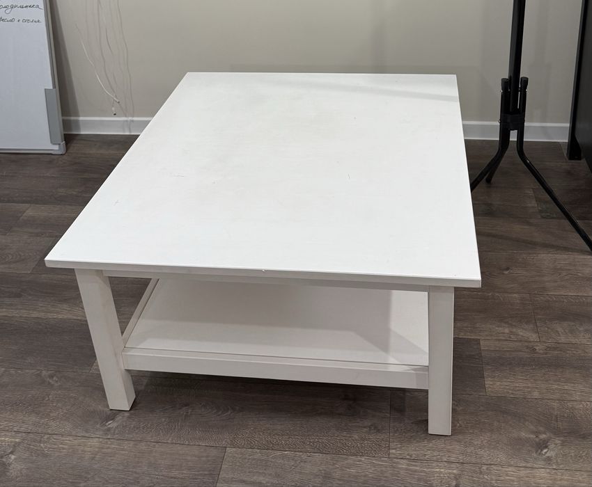 Большой журнальный столик, вешалка