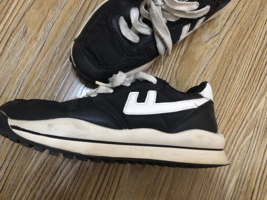 Продаются фирменные кроссовки.