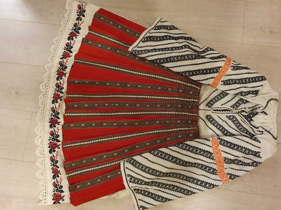 Costum traditional de Gorj de adolescenta