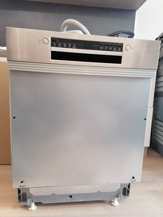 Продава се чисто нова съдомиялна Bosch, но явно с фабричен дефект!