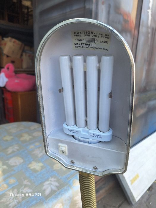 Висока месингова лампа