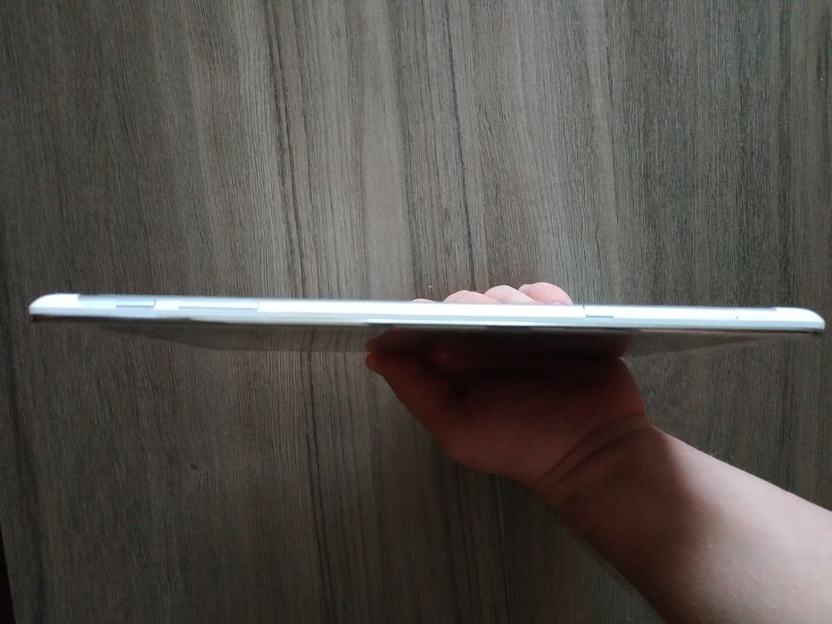 Планшет HUAWEI . Стоит защитное стекло,чехол книжка в подарок52000 тг.