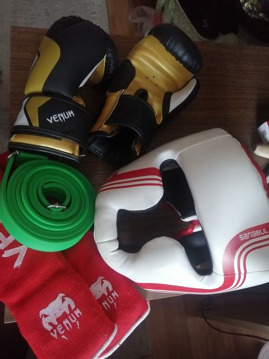 Шлем, перчатки, футы.