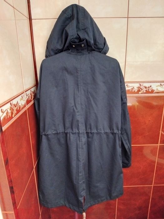 Jacheta  Parca Tommy Hilfiger  Originală-Bleumarin- stare  excelenta.