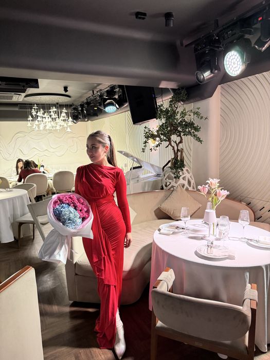 Продам платье красное