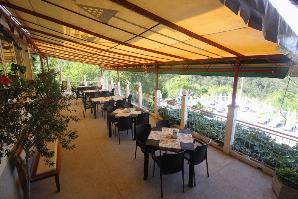 Хотел с басейн в с. Балани, общ. Габрово