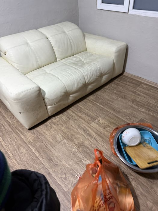 Диван кожанный продаю