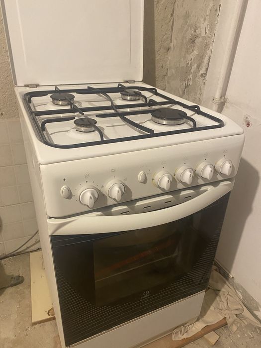Vand aragaz indesit pe gaz