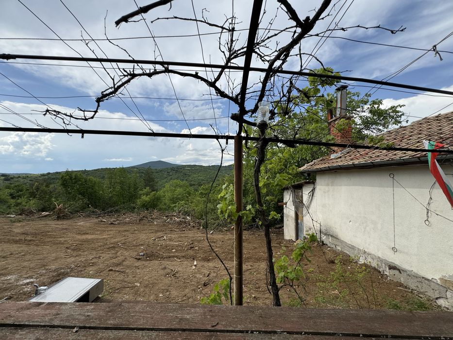 Просторен парцел с къща в землището на село Люляк с ток и вода