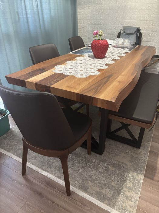 Трапезна маса със столове и пейка обзавеждане за хол