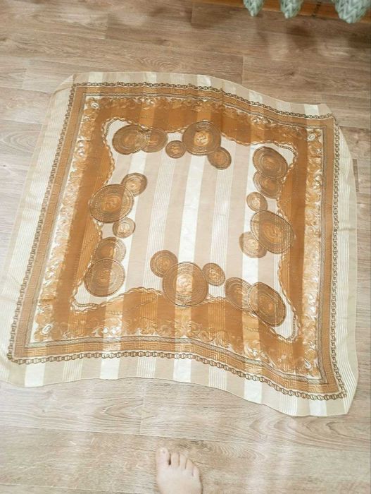 Продаются красивые российский шерстяной платок  и шелковые платки