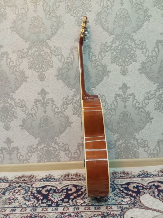 Yangi Akustik gitara sotiladi holati ideal