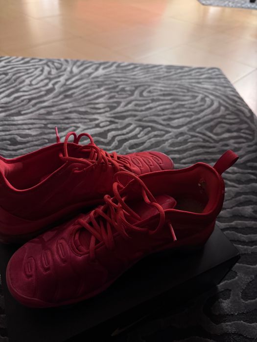 червени Air VaporMax Plus