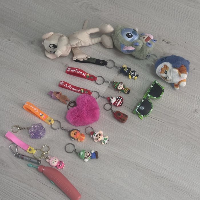 Продаю брелки и игрушки