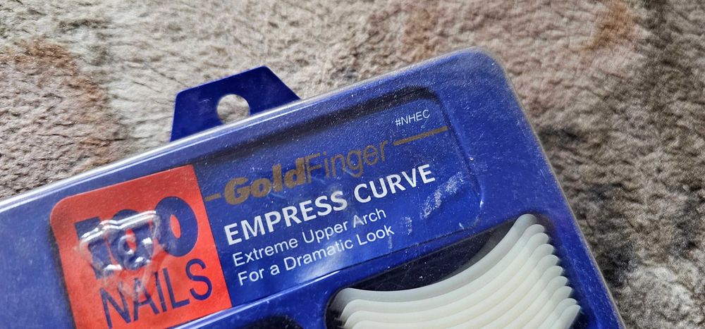 cutii cu unghii false