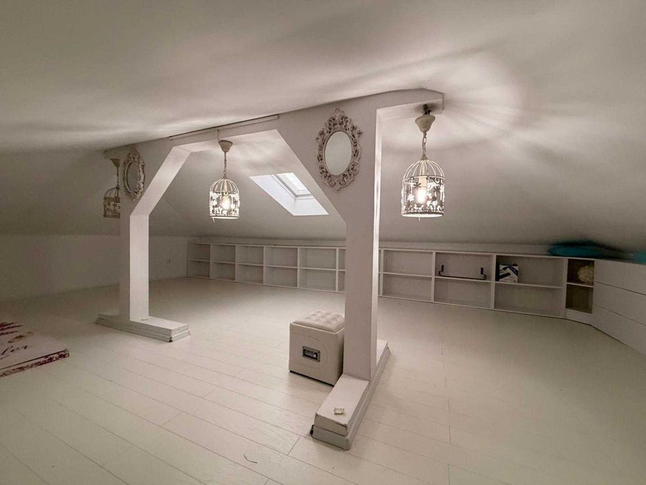 Casă elegantă, complet mobilată, cu curte amenajată