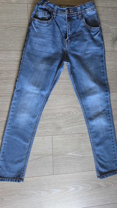 Продавам детски дънки р.140/146