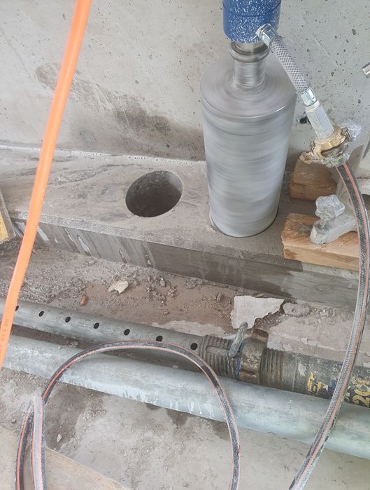 Servicii profesionale de carotare a betonului.