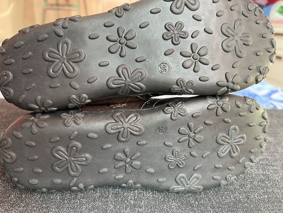 Нови детски ботуши от изкуствена кожа с текстилна подплата. Размер 36.