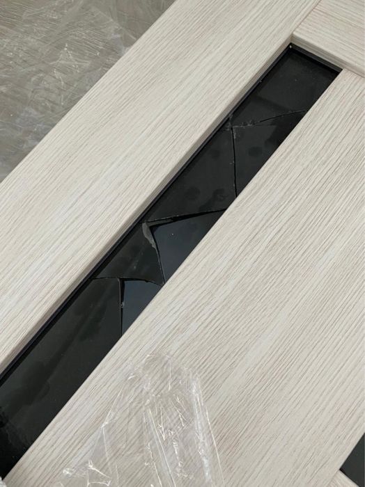 Дверь новая (разбито стекло)