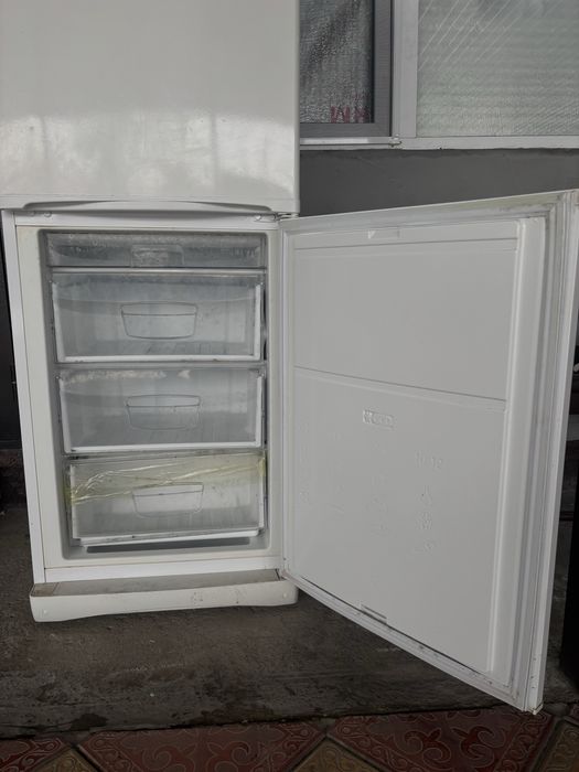 Продам холодильник Indesit