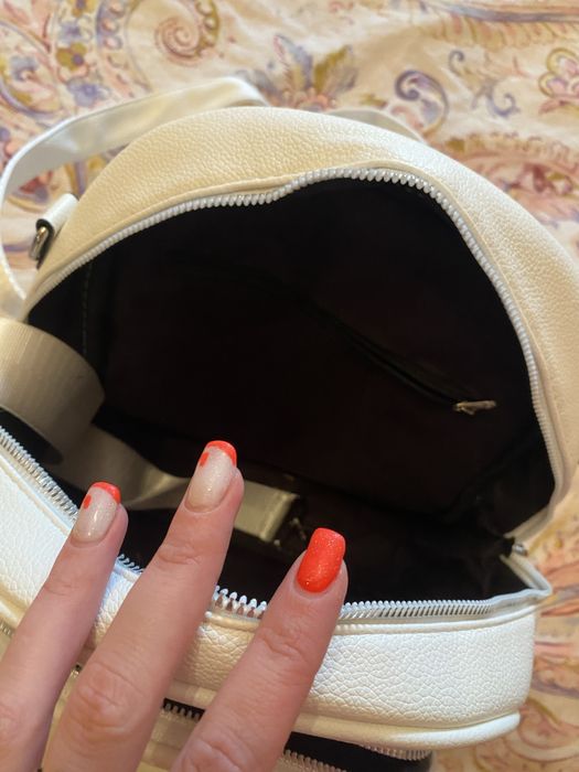 Раница чисто нова