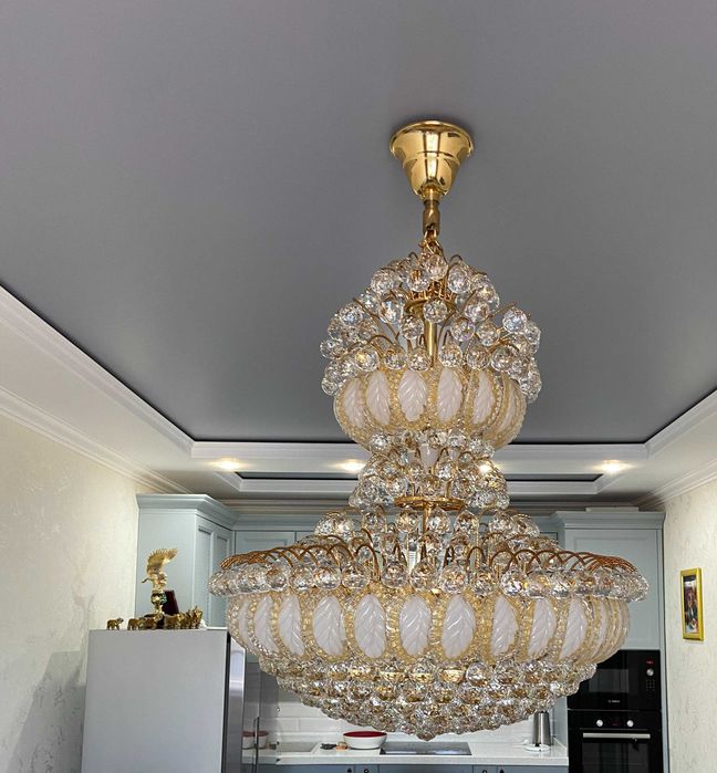 Хрустальная люстра.