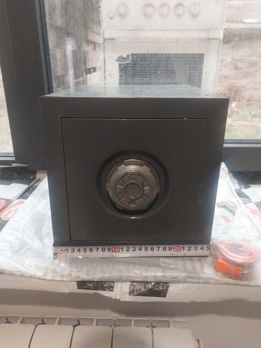 Сейф кодовый крепится во внутрь шкафа