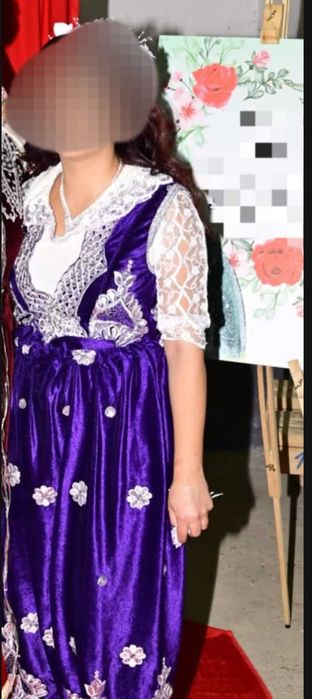 Продавам шалвар с елек, тъмно лилав с красива бродерия. Малък размер, носени малко. Цена: 200 евро.