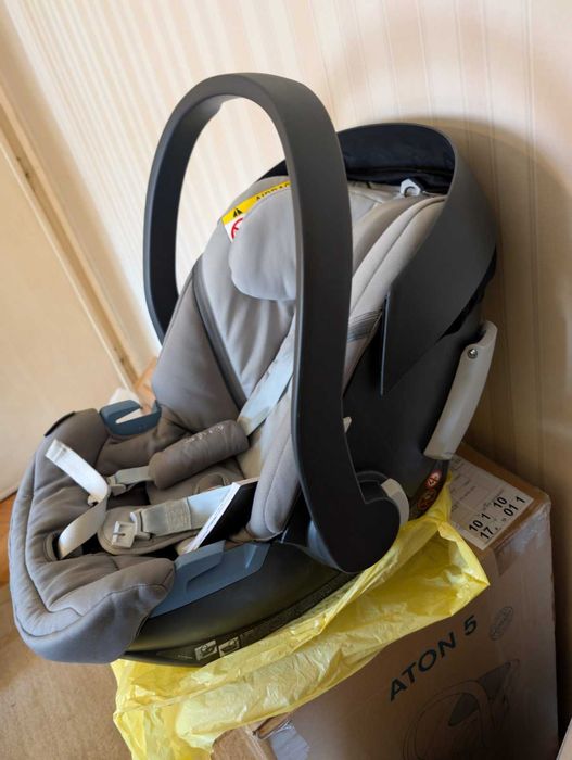 Столче/кошница за кола Cybex с Isofix база, дъждобран и комарник