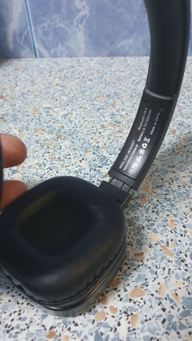 Vănd caști cu fir și wireless