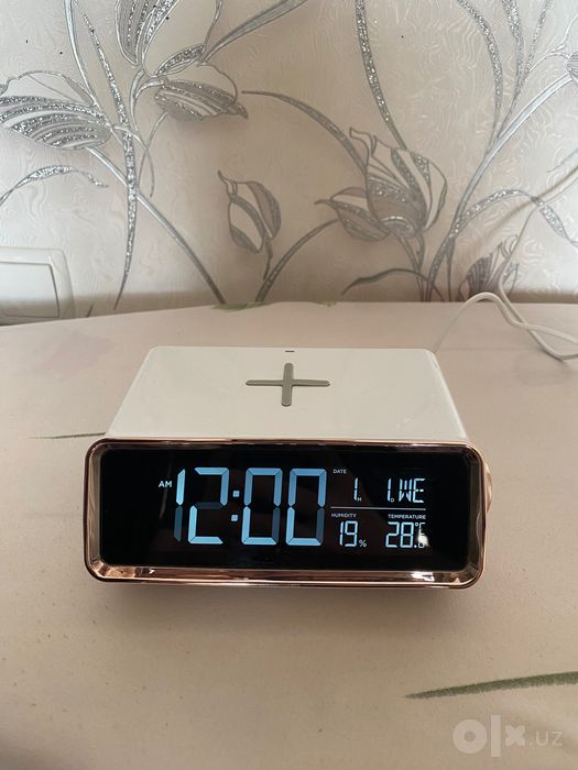 Elektron soat, budilnik, termometr, lampa, zaryadnik hammasi bittada
