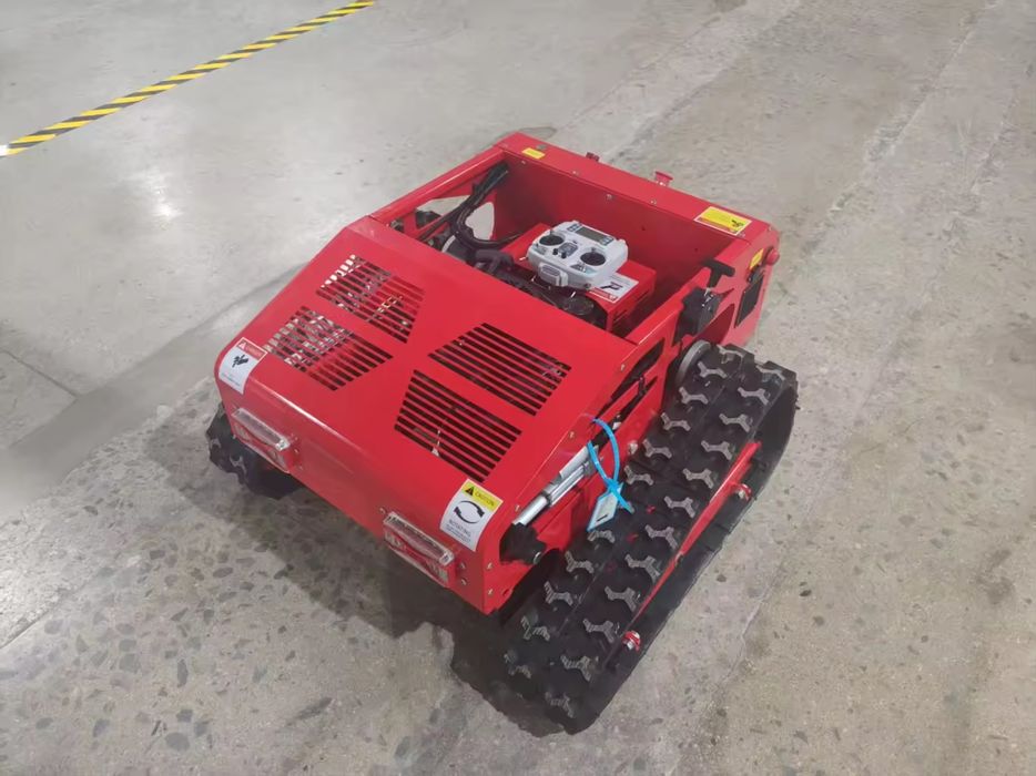 Robot de tuns iarba cu telecomanda.