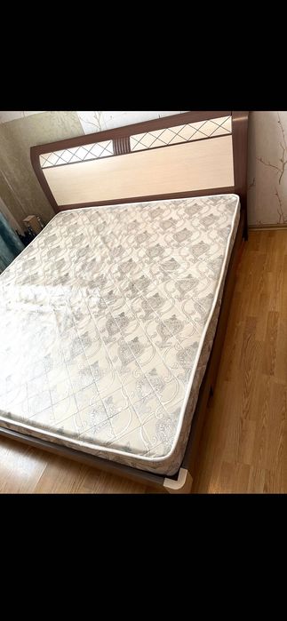 Кровать двуспальная с матрасом (2 тумбы)