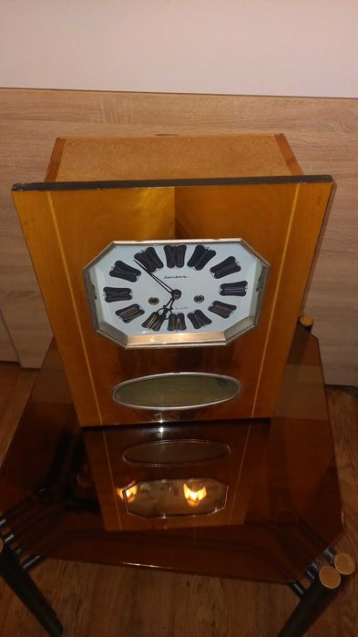 Стенен часовник,старинен от средата на 80 те години.