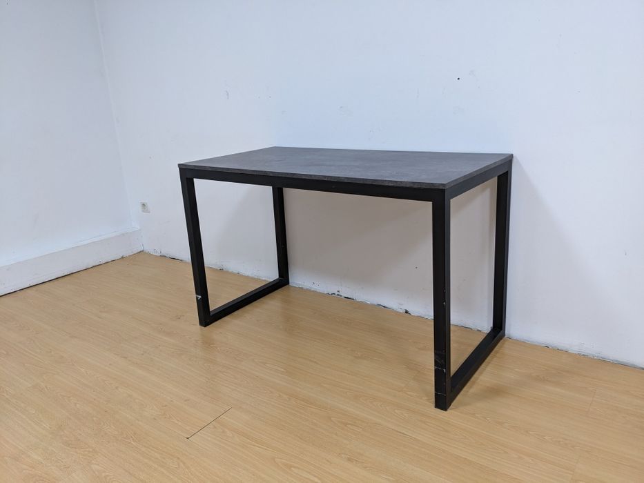 Продается Стол на металлическом каркасе