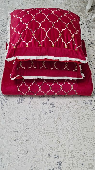 Корпе и подушки новые