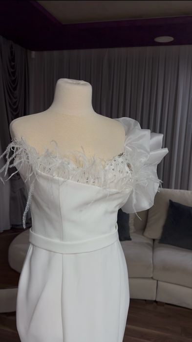 Луксозна елегантна рокля с пера и блясък