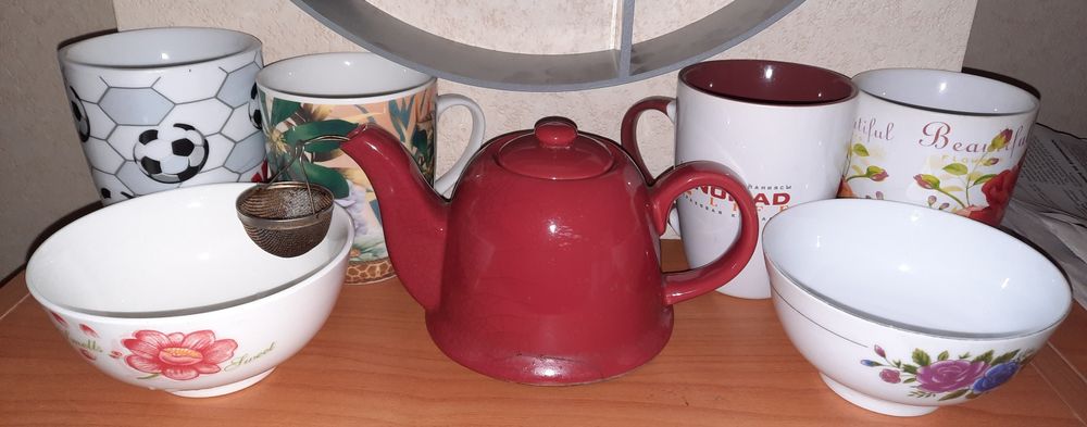 Заварочный чайник, бокалы для чая - 500 тг, чашки - 300 тг.