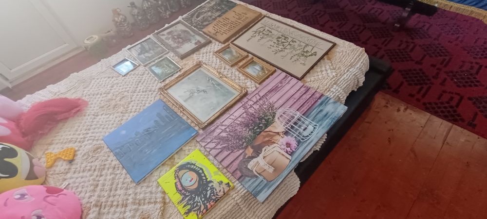 Tablouri, diferite modele , pictate manual aproape toate