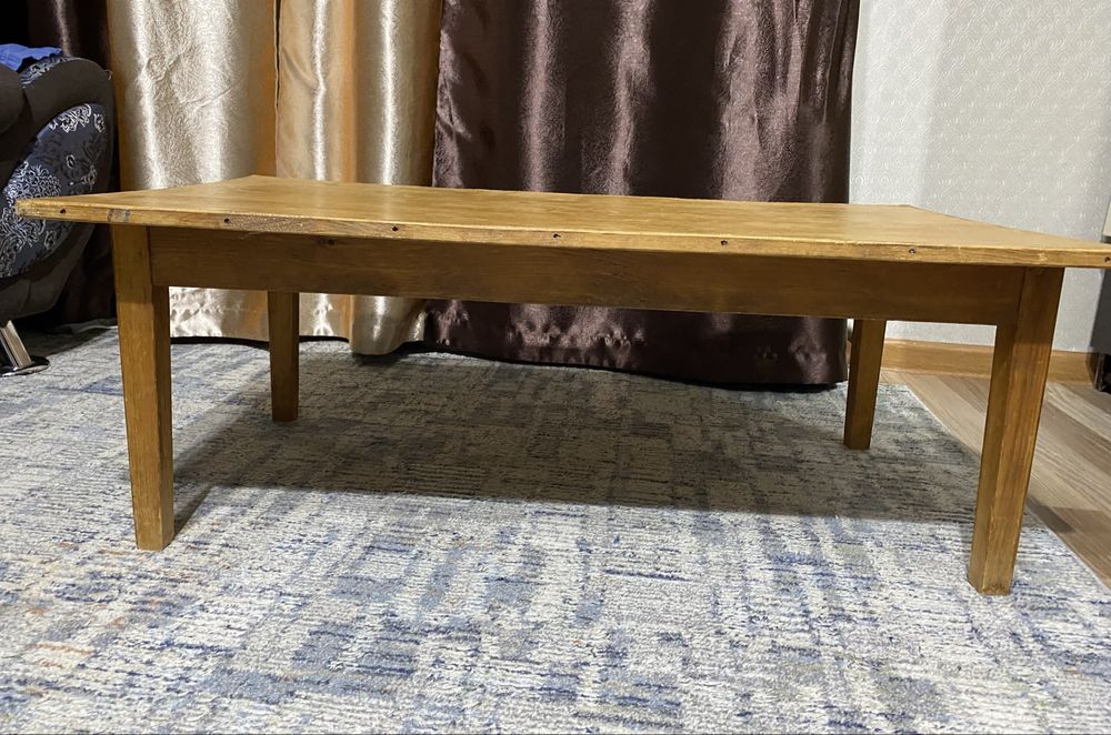 Стол маленткий………….