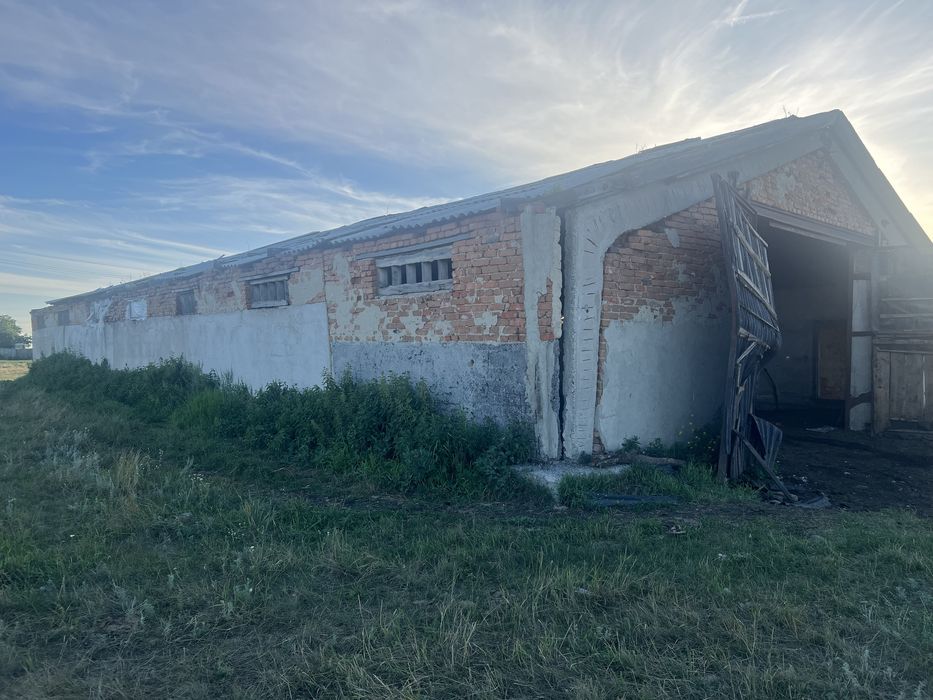 Продам на разбор здание ! Плиты , клюшки !