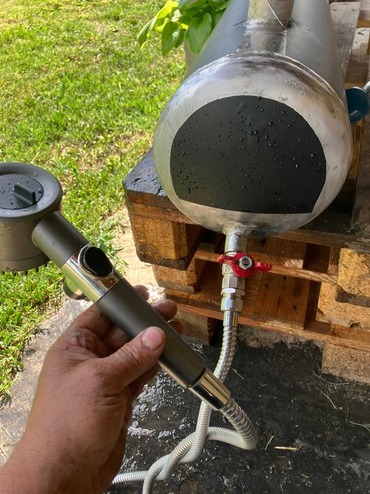 Соларен душ под налягане за off road къмпинг